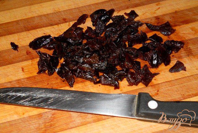 Фото приготовление рецепта: Салат из сырой свеклы с черносливом шаг №2