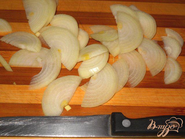 Фото приготовление рецепта: Салат из курицы с фасолью и яблоком шаг №2