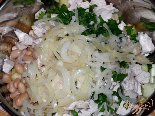 Фото приготовление рецепта: Салат из курицы с фасолью и яблоком шаг №5