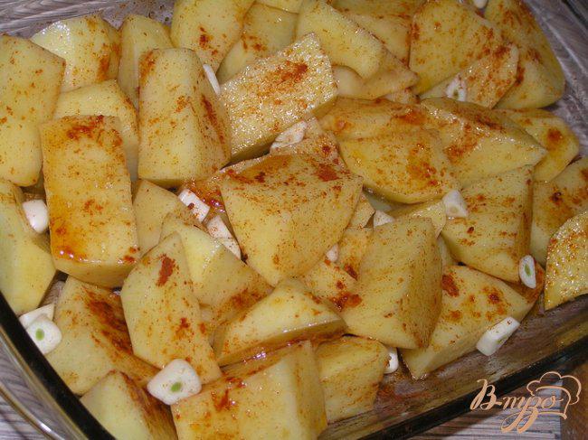 Фото приготовление рецепта: Запеченный картофель с чесноком и паприкой шаг №3