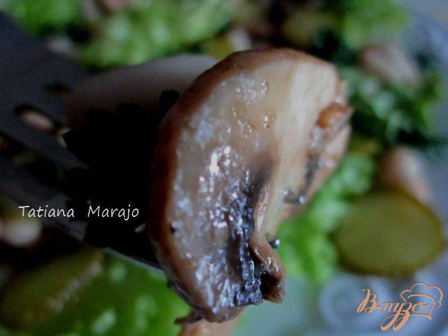 Фото приготовление рецепта: Салат с жареными грибами и белой фасолью шаг №4