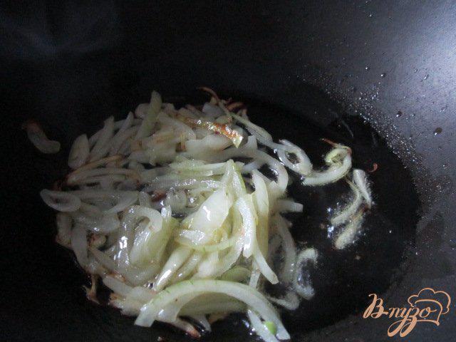 Фото приготовление рецепта: Салат с жареными грибами и белой фасолью шаг №1