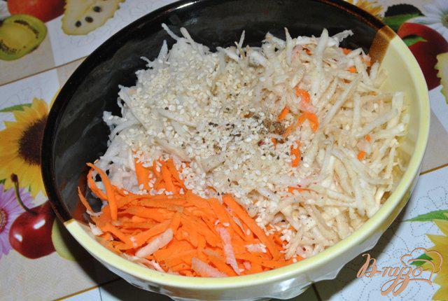 Фото приготовление рецепта: Салат из черной редьки с морковью и сельдереем шаг №2
