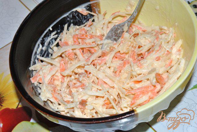 Фото приготовление рецепта: Салат из черной редьки с морковью и сельдереем шаг №3