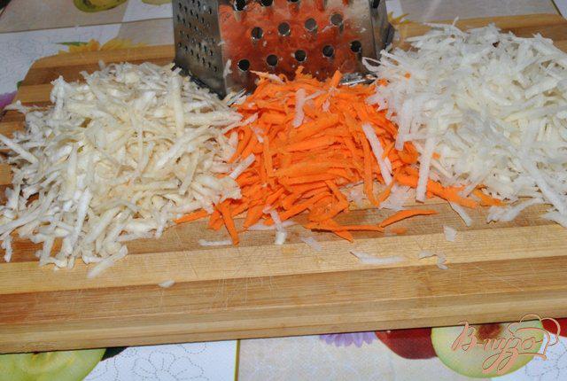 Фото приготовление рецепта: Салат из черной редьки с морковью и сельдереем шаг №1