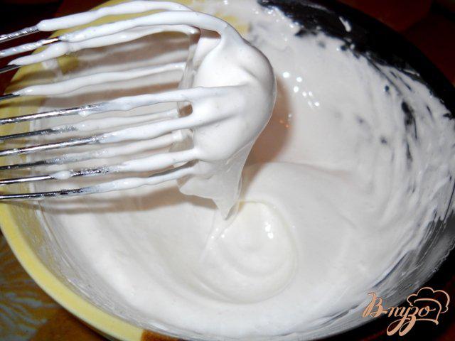 Фото приготовление рецепта: Десерт из «птичьего молока» с вишнями под шоколадным соусом шаг №2