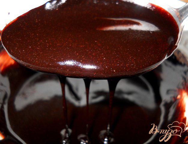Фото приготовление рецепта: Десерт из «птичьего молока» с вишнями под шоколадным соусом шаг №3