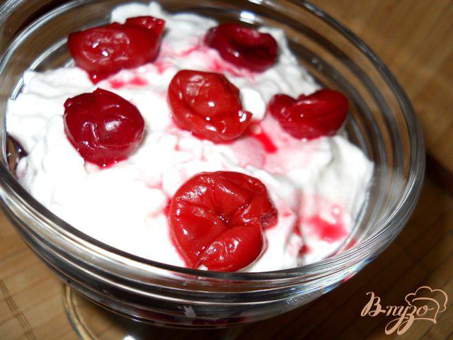 Фото приготовление рецепта: Десерт из «птичьего молока» с вишнями под шоколадным соусом шаг №4
