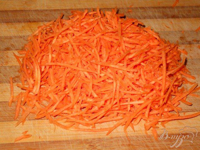 Фото приготовление рецепта: Салат из корня сельдерея с морковью и яблоком шаг №2