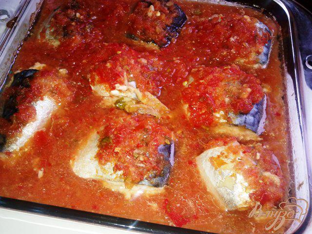 Фото приготовление рецепта: Скумбрия запеченная в томатном маринаде. шаг №5