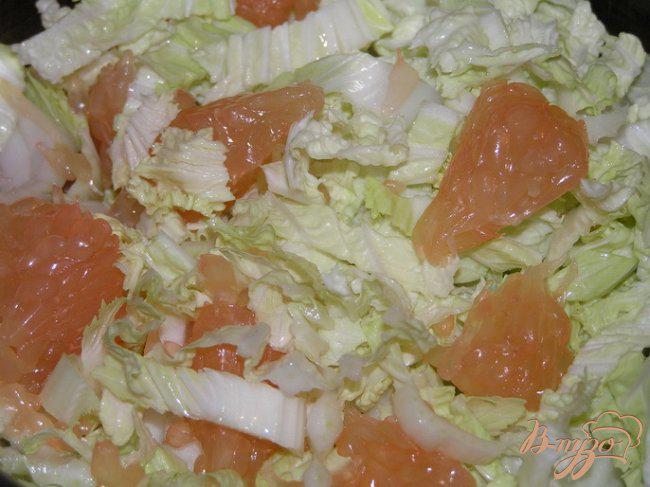 Фото приготовление рецепта: Салат из пекинской капусты и грейпфрута с горчичной заправкой шаг №3