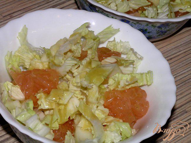 Фото приготовление рецепта: Салат из пекинской капусты и грейпфрута с горчичной заправкой шаг №5