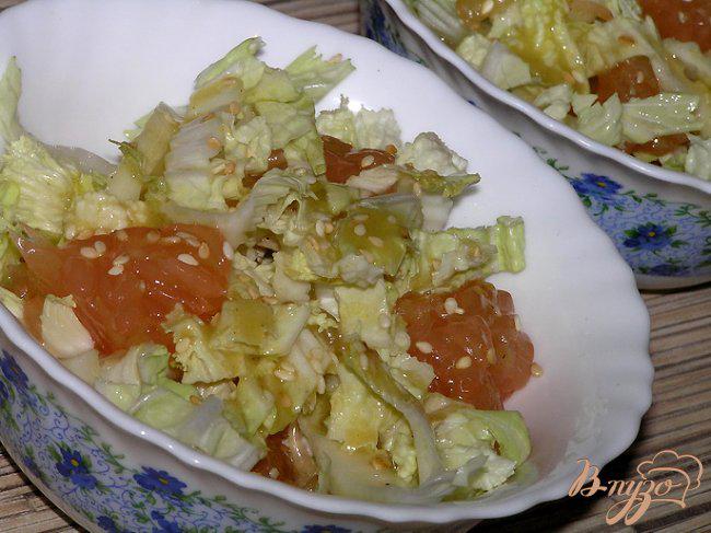 Фото приготовление рецепта: Салат из пекинской капусты и грейпфрута с горчичной заправкой шаг №6
