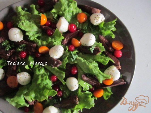 Фото приготовление рецепта: Салат с гусиными сердечками и клюквой шаг №4