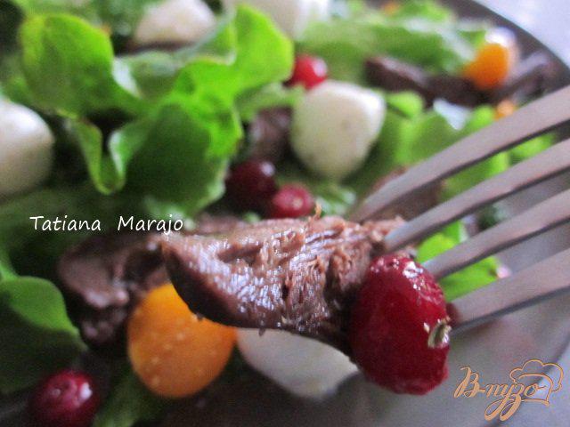 Фото приготовление рецепта: Салат с гусиными сердечками и клюквой шаг №7