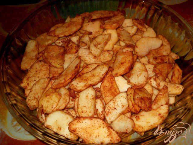 Фото приготовление рецепта: Яблочный пирог с ореховой пропиткой шаг №4