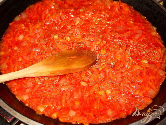 Фото приготовление рецепта: Голубцы под томатным соусом шаг №7