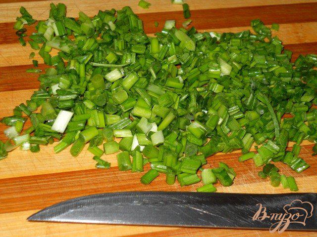 Фото приготовление рецепта: Весенний салат с тунцом, огурцами и яйцом шаг №2