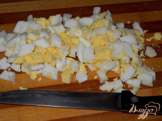 Фото приготовление рецепта: Весенний салат с тунцом, огурцами и яйцом шаг №3