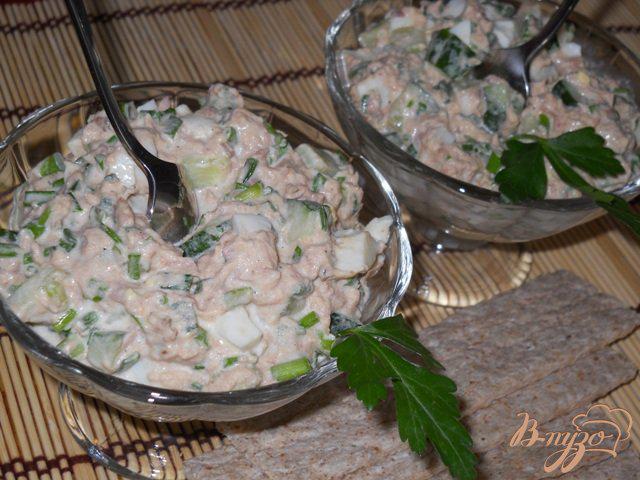Фото приготовление рецепта: Весенний салат с тунцом, огурцами и яйцом шаг №6
