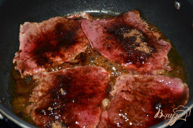 Фото приготовление рецепта: Пряно-сладкие говяжьи стейки на сковороде шаг №2