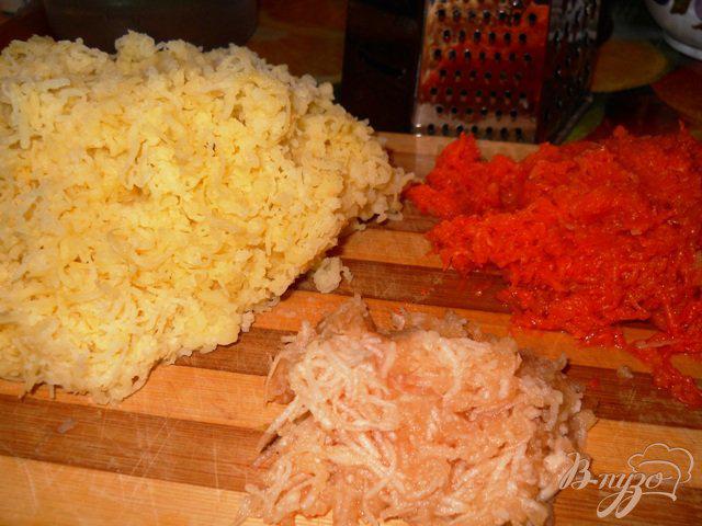 Фото приготовление рецепта: Слоеный салат с тунцом и кукурузой шаг №3