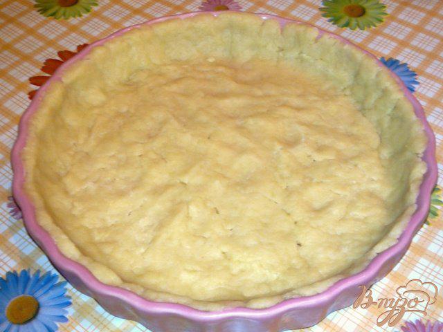 Фото приготовление рецепта: Закусочный пирог с помидорами и сыром фета шаг №2