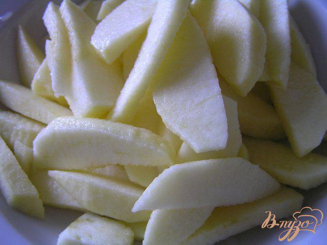 Фото приготовление рецепта: Яблоки в пряном кляре шаг №3