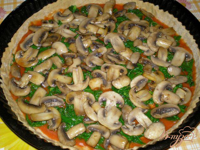 Фото приготовление рецепта: Пицца с грибами, шпинатом и яйцами шаг №4