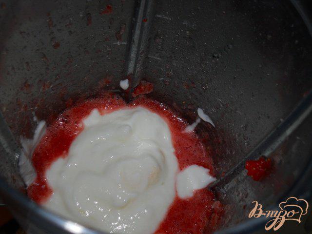 Фото приготовление рецепта: Клубнично-йогуртовый коктейль шаг №3