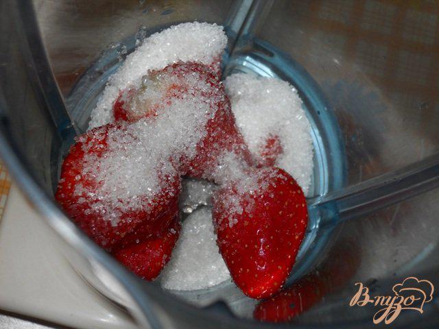 Фото приготовление рецепта: Клубнично-йогуртовый коктейль шаг №2