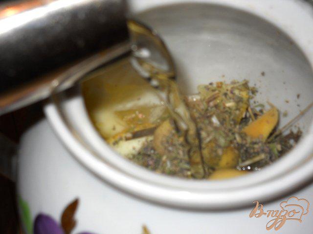 Фото приготовление рецепта: Лимонно-имбирный чай с мятой шаг №4
