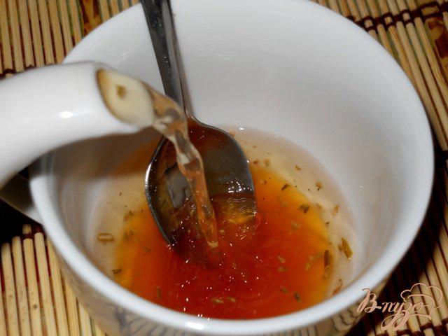 Фото приготовление рецепта: Лимонно-имбирный чай с мятой шаг №5