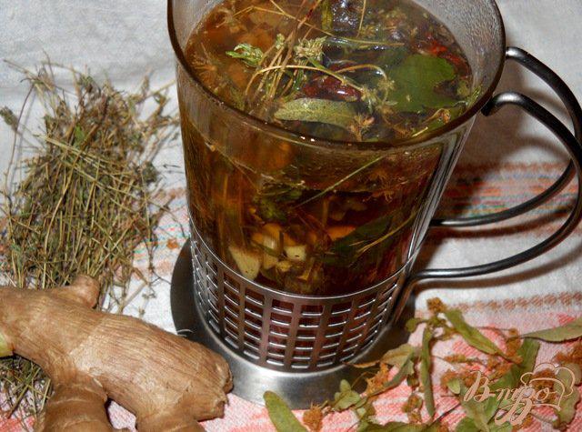 Фото приготовление рецепта: Травяной чай «Здоровье» с имбирем и корицей шаг №2