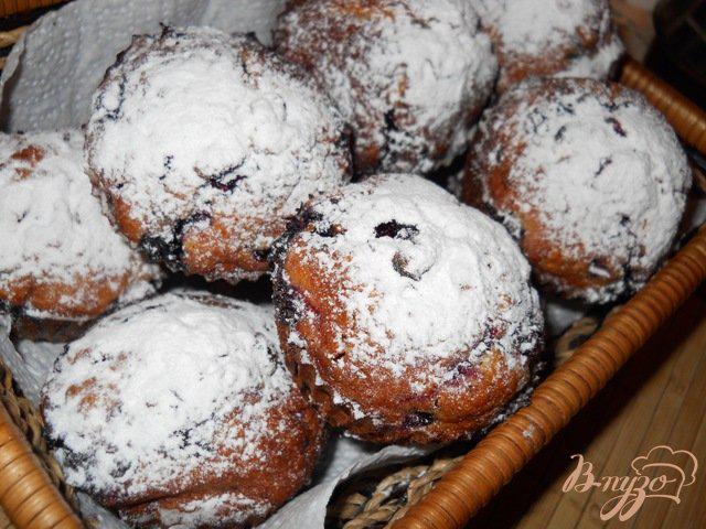 Фото приготовление рецепта: Кокосовые кексы с ягодами и белым шоколадом шаг №8