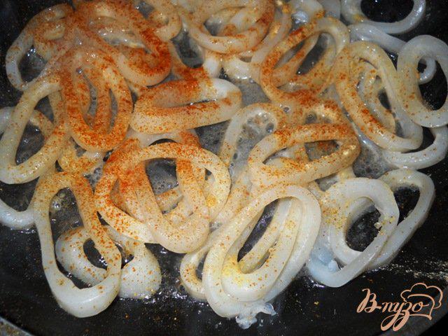 Фото приготовление рецепта: Кальмары тушенные с овощами шаг №5