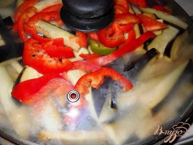 Фото приготовление рецепта: Кальмары тушенные с овощами шаг №7