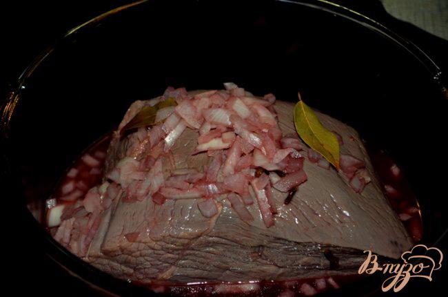 Фото приготовление рецепта: Тушеное мясо по-немецки с подливой из изюма шаг №2