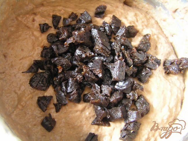 Фото приготовление рецепта: Шоколадный хлеб с черносливом и миндалем шаг №4