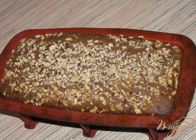 Фото приготовление рецепта: Шоколадный хлеб с черносливом и миндалем шаг №7