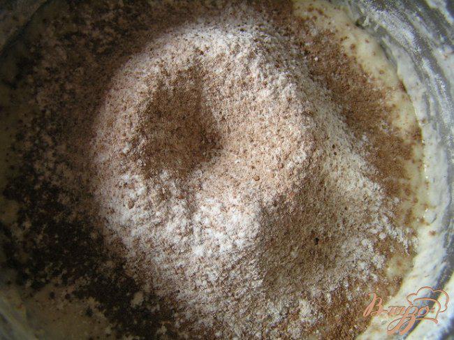 Фото приготовление рецепта: Шоколадный хлеб с черносливом и миндалем шаг №3