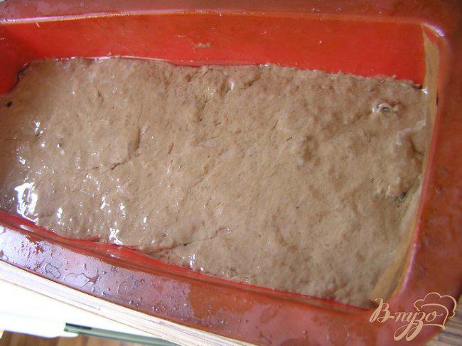 Фото приготовление рецепта: Шоколадный хлеб с черносливом и миндалем шаг №5