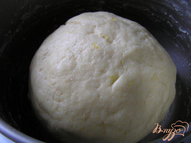 Фото приготовление рецепта: Творожно-ванильный пирог со сливами шаг №3
