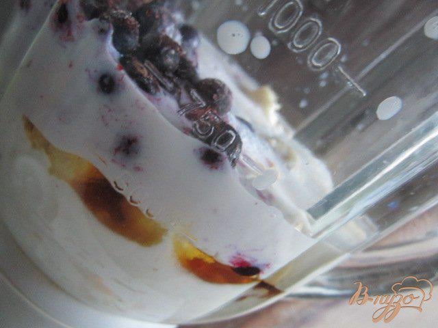 Фото приготовление рецепта: Йогуртовый напиток с ягодами и овсом шаг №2