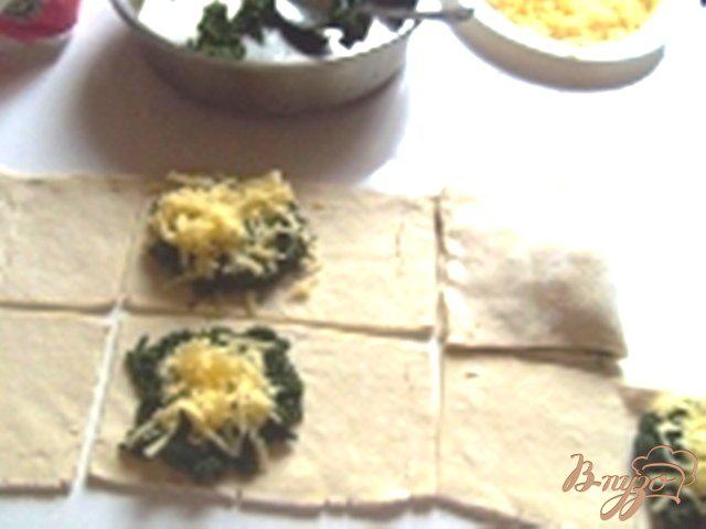 Фото приготовление рецепта: Слойки со шпинатом и сыром. шаг №2