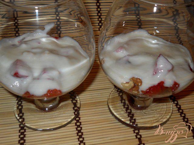 Фото приготовление рецепта: Десерт клубничный с йогуртом шаг №5