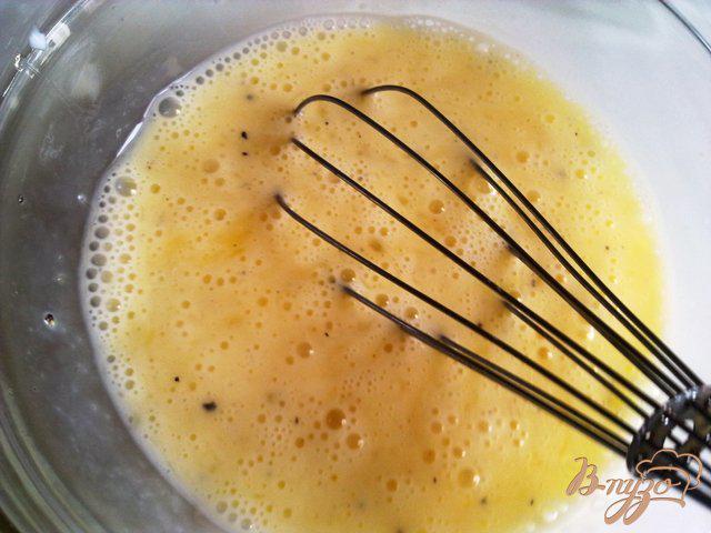 Фото приготовление рецепта: Омлет со спаржевой фасолью и сыром шаг №3