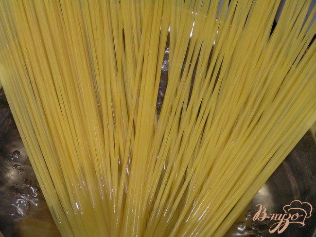 Фото приготовление рецепта: Спагетти с мидиями и овощами шаг №8