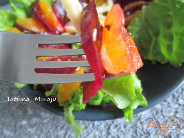 Фото приготовление рецепта: Свекольный салат с дольками апельсина шаг №4