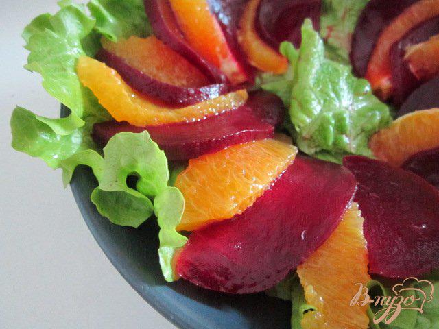 Фото приготовление рецепта: Свекольный салат с дольками апельсина шаг №2